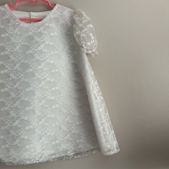 ELEGANT LITTLE GIRL SMOCKED WHITE LACE
OVERLAY DRESS NWOT - Picture 4 of 8